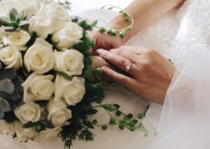 白いブーケを持つ新婦
