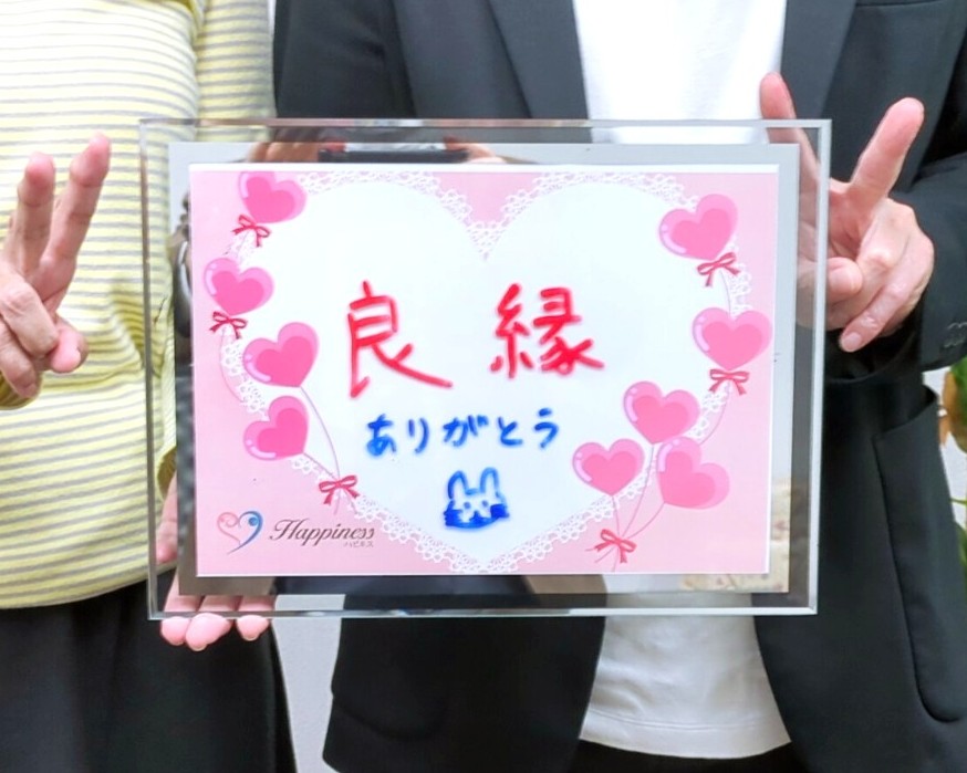 クリスマスまであと１ヶ月ちょっとの昨日、笑顔一杯のお二人がご成婚手続きにご来店されました💕 男性会員様は半年でのスピードご成婚でーす＼(^o^)／